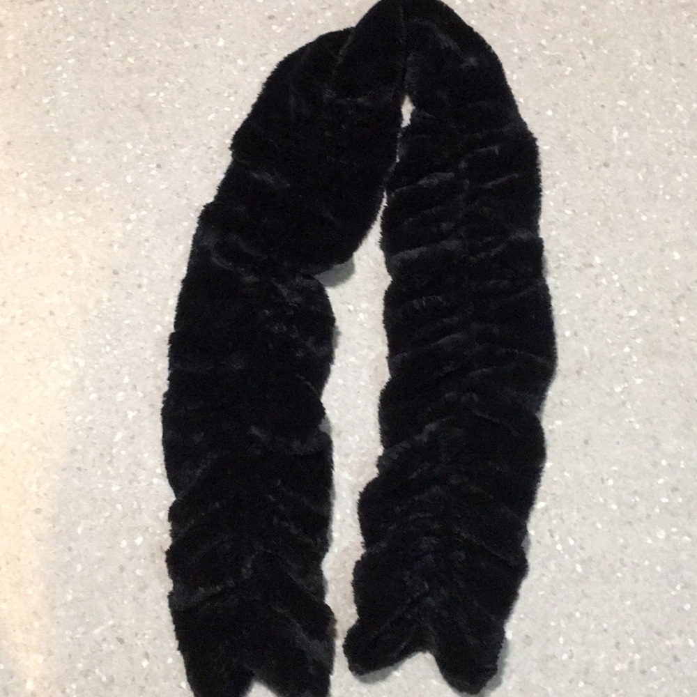CEJON UNISEX SOFT SCARF BLACK FAUX FUR ELASTICIZED IN CENTER